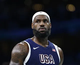 LeBron James comemora seus 40 anos em meio a um futuro incerto