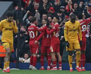 Liverpool vence e mantém liderança; Tottenham afunda United