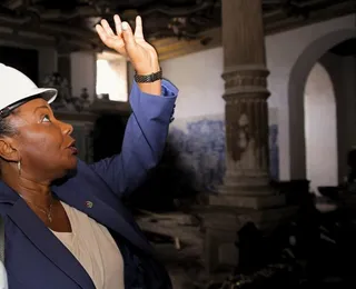 Margareth Menezes visita igreja após tragédia e anuncia obras