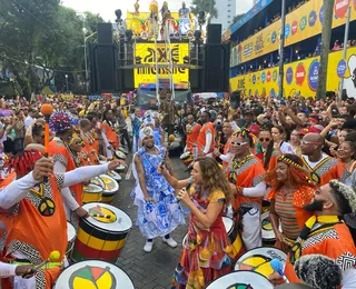 Mesmo sob chuva, foliões lotam Campo Grande em abertura do Carnaval