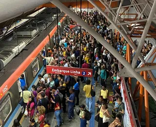 Metrô apresenta falha no sistema e gera tumulto em estações