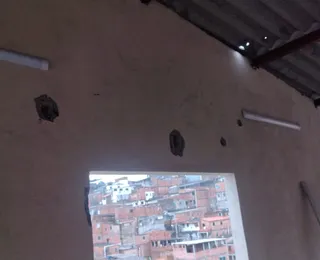 Terror em Tancredo Neves: morador mostra casa atingida por tiros; assista