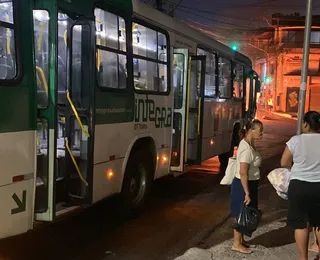 Moradores retiram chave de ônibus durante protesto em Águas Claras