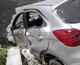 Motorista perde controle e carro bate em poste na BA-540