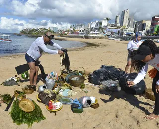 Mutirão limpa praia do Rio Vermelho para a festa no mar