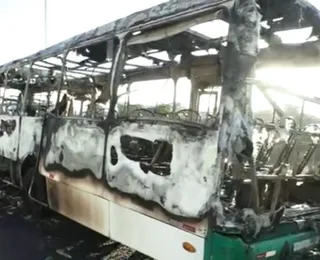 Vídeo: ônibus é incendiado por criminosos no bairro de Sussuarana