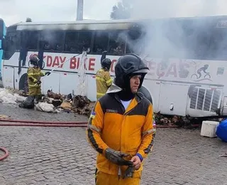 Ônibus fica destruído após pegar fogo em Conceição do Coité