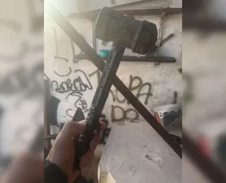 Operação apreende réplica do martelo de Thor em favela dominada pelo CV