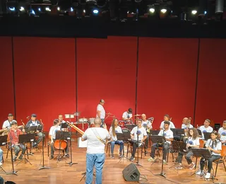 Orquestra independente muda vidas de jovens da periferia da Bahia