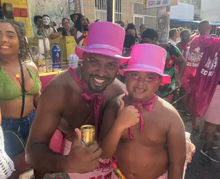 Pai e filho caem na folia no Nordeste de Amaralina