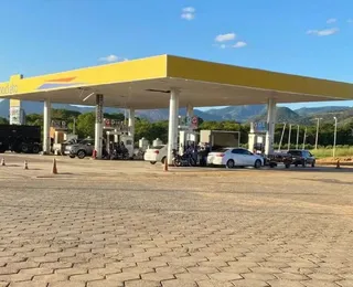 Pai esquece filhas de 6 e 10 anos em posto de gasolina durante viagem