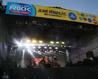 Palco do Rock reúne legião de roqueiros na Praia de Piatã