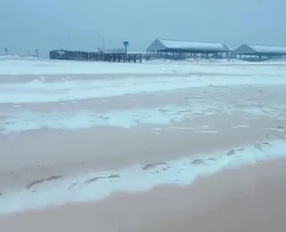 Praias ficam cobertas de neve durante inverno nos EUA; assista