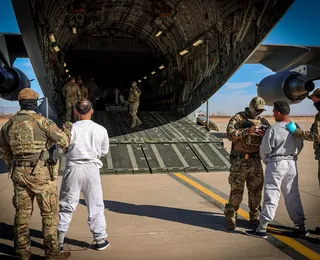 Primeiro avião com imigrantes deportados dos EUA chega à base militar