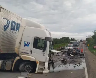 Cinco pessoas morrem após batida entre caminhão e carro na Bahia