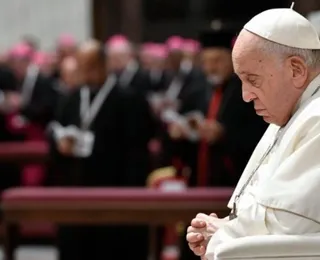 "Rezem por mim", diz Papa Francisco, que luta contra dupla pneumonia