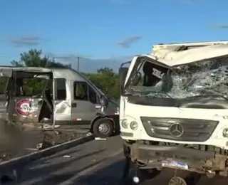 Seis pessoas morrem em acidente entre van e caminhão no norte da Bahia