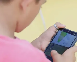 Adolescente de 13 anos mata avó e fere avô após ter celular confiscado