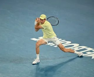 Sinner atropela De Minaur e garante vaga nas semis do Australian Open