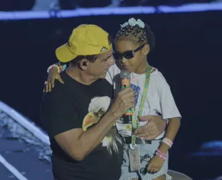 VÍDEO: Fã mirim sobe no palco e canta "Só Fé" com Durval Lelys