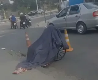 VÍDEO: Homem carrega corpo da mãe em cadeira de rodas pelas ruas do RJ