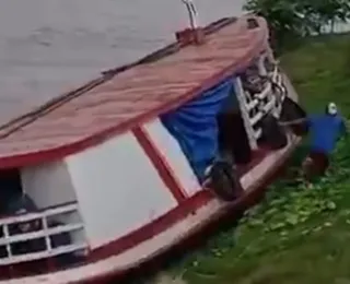 VÍDEO: piloto de barco dorme e embarcação colide em barranco