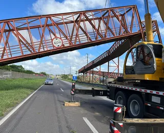 Via é parcialmente liberada após queda de passarela na BR-324