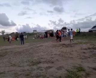 Vídeo: acidente de ônibus deixa 8 feridos na BR-116 sentido Salvador