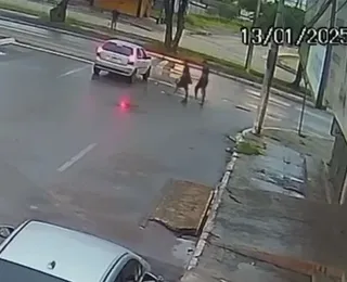 Vídeo: assaltante aproveita vidro aberto e “voa” para dentro de carro