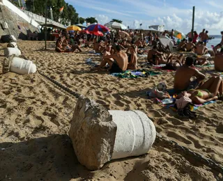 Vídeo: balaustrada do Porto da Barra desaba após homem tentar pular