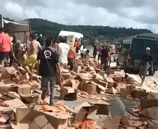 Vídeo: carga é saqueada após acidente envolvendo caminhão na BR-101