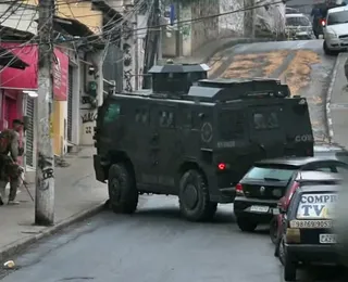 Vídeo: Caveirão da PM derrapa e atinge veículos durante operação