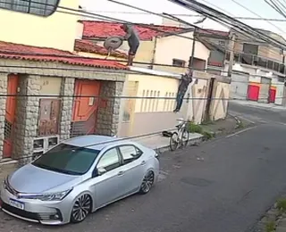 Vídeo: criminosos furtam bicicleta pelo telhado de uma casa na Bahia