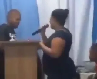 Vídeo: esposa de pastor expõe traição do marido com fiel durante culto