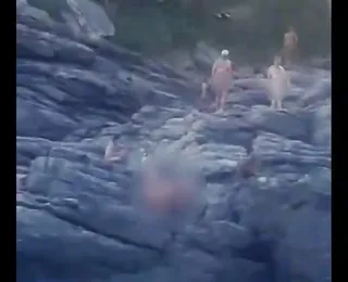 Vídeo flagra "orgia" com cerca de 15 homens em praia de Búzios