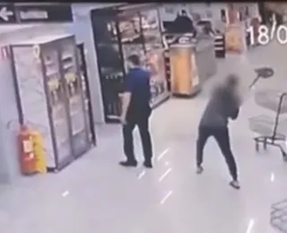 Vídeo: homem é preso após golpear gerente de supermercado com pá