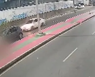 Vídeo: motociclista é atropelado ao fazer manobra proibida em Salvador