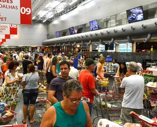 Vídeo: mulher enche carrinho de compras e deixa mercado sem pagar