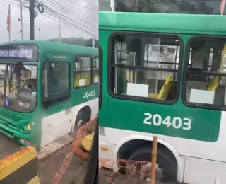 Vídeo: ônibus fica preso em buraco em importante avenida de Salvador