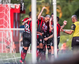 Vitória vence Jequié e mantém liderança isolada no Baianão