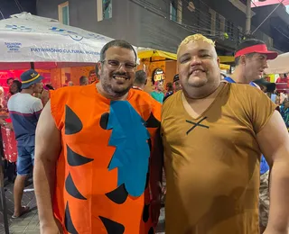 "Yabadabadoo!" Fred e Barney invadem o Carnaval da Barra e fazem sucesso