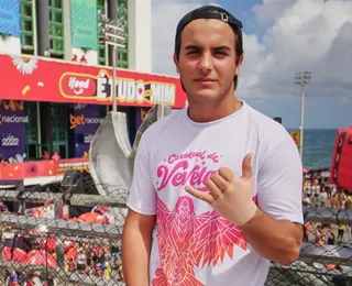 Marcelo Sangalo usa look em homenagem a Ivete no 3º dia de Carnaval