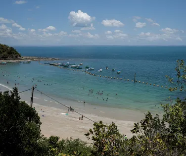 Praia das Neves na Ilha de Maré é opção de passeio durante o Verão - Imagem