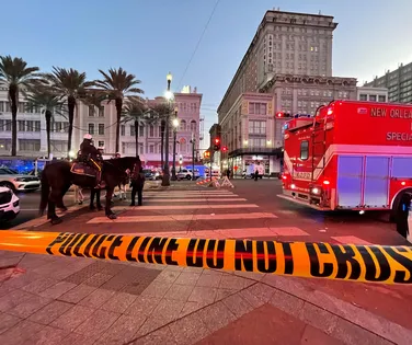 Veículo atropela multidão e deixa 10 mortos e 30 feridos nos EUA - Imagem