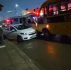 Motorista de micro-ônibus escolar passa mal e atinge cinco carros - Imagem
