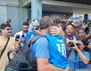 Do povo, o clamor: a festa para o Bahia no aeroporto rumo à Colômbia - Imagem
