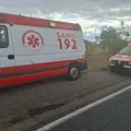 Acidente entre motocicleta e caminhão deixa dois mortos na Bahia imagem
