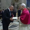 Alckmin se encontra com Papa Leão XIV e entrega convite imagem