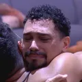 Aos prantos, Vinicius abre o coração no BBB: "Sou bissexual" imagem