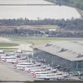 Após incêndio, maior aeroporto de Londres retoma operações imagem